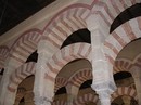 endlose Säulen und Bögen